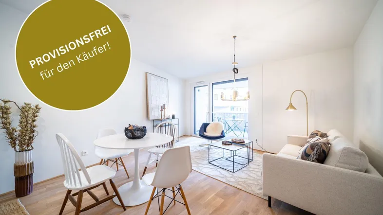 Heller Wohn- und Essbereich mit modernem Design, Holzboden und Zugang zum Balkon.
