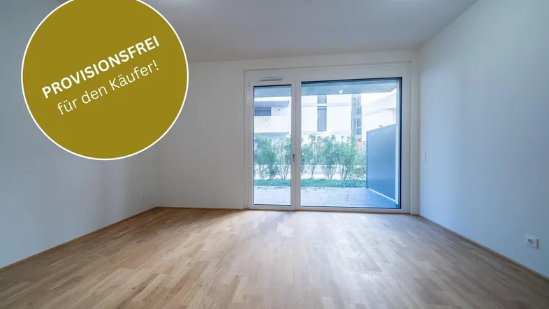 Heller Wohnraum mit neuem Parkettboden und direktem Zugang zur Terrasse, ideal für individuelle Gestaltung.