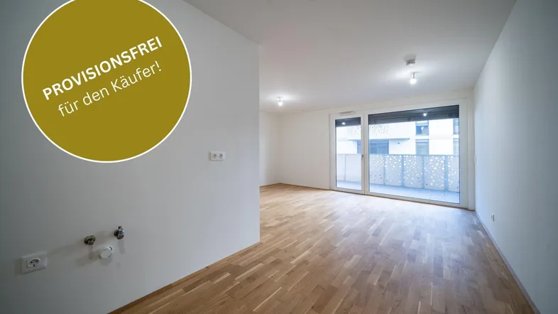 Heller Raum mit neuem Parkettboden und großem Balkonzugang, ideal für eine moderne Küche.