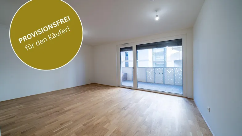 Heller Wohnraum mit modernem Parkettboden, weißen Wänden und großem Zugang zu einem Balkon mit moderner Brüstung.