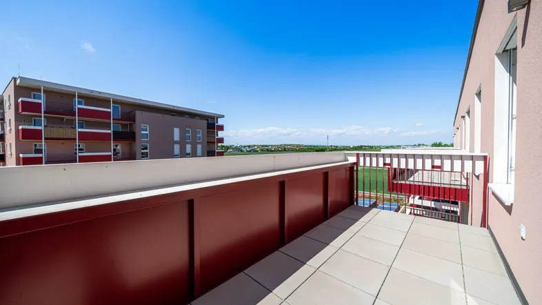 Geräumiger Balkon mit Fliesenboden und weitem Blick über die Landschaft.