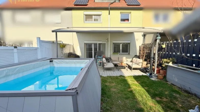 Hinterhof mit Garten, Aufstellpool und überdachter Terrasse, ideal für Entspannung im Freien.