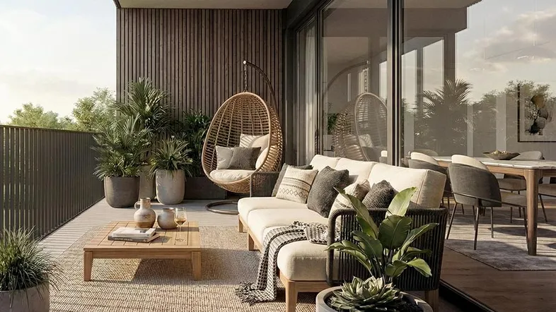 Moderner Balkon mit bequemen Sitzmöbeln, vielen Pflanzen und Zugang zum Essbereich.