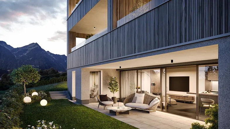 Moderne Terrasse mit Sitzgelegenheiten, Rasenfläche und Bergblick, verbunden mit dem Wohnbereich.