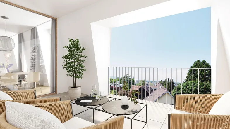 Geräumiger Balkon mit modernen Korbmöbeln und weitem Blick über die Landschaft.
