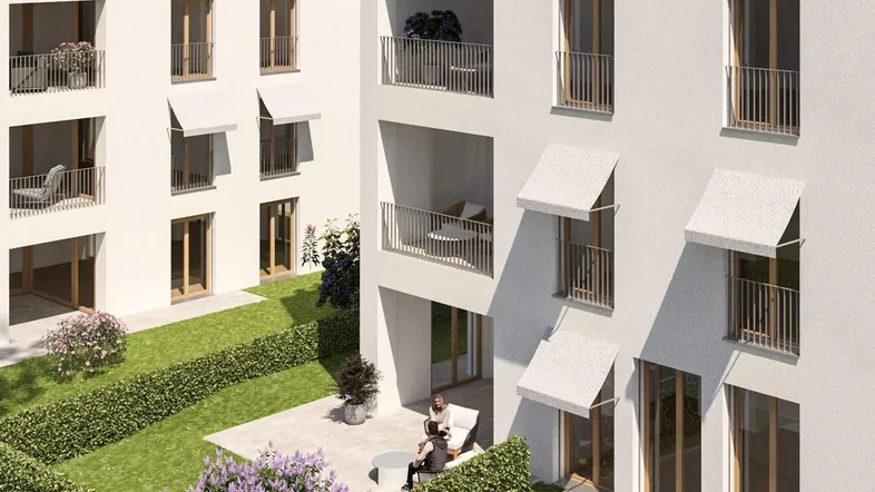 Moderne Wohngebäude mit Balkonen, Markisen und einem begrünten Gartenbereich mit Terrasse.