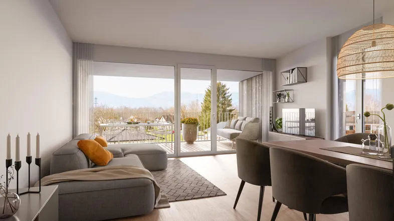 Helles Wohn- und Esszimmer mit Holzboden, großzügigen Fenstern und Zugang zum Balkon mit Bergblick.