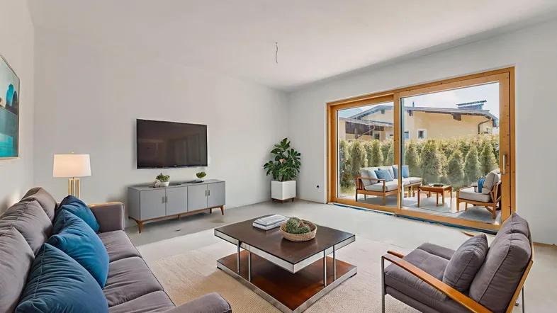 Helles Wohnzimmer mit großen Schiebetüren, die zu einer möblierten Terrasse und einem grünen Garten führen.