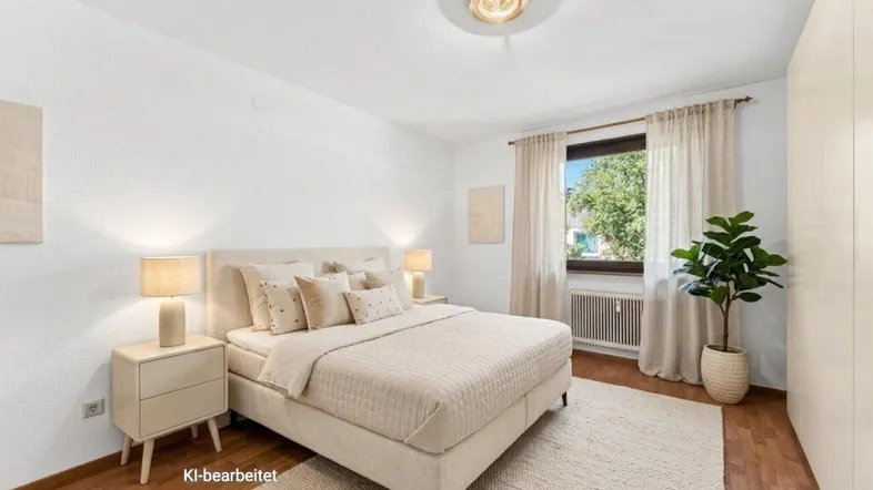 Helles Schlafzimmer mit Doppelbett, Nachttischen, Holzfußboden und großem Fenster mit Blick ins Grüne.