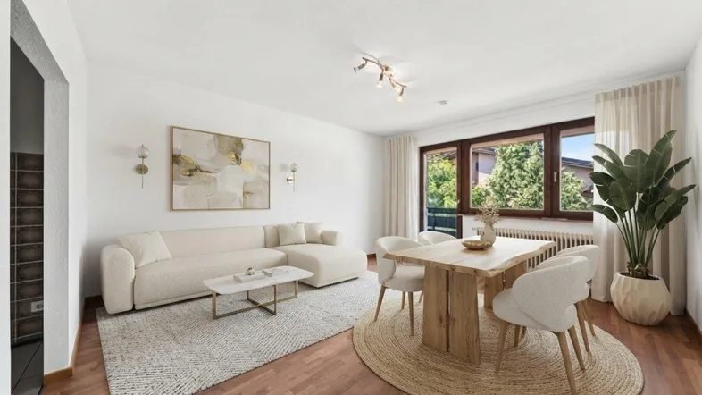 Heller Wohn- und Essbereich mit modernem Sofa, Holztisch und Blick ins Grüne.