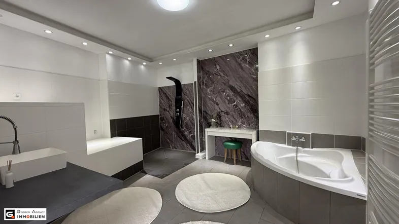 Modernes Badezimmer mit Eckbadewanne, großer Dusche und stilvollen Fliesen.
