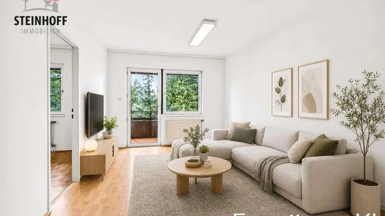 Helles Wohnzimmer mit beigem Sofa, Holzboden und Zugang zum Balkon mit Blick ins Grüne.