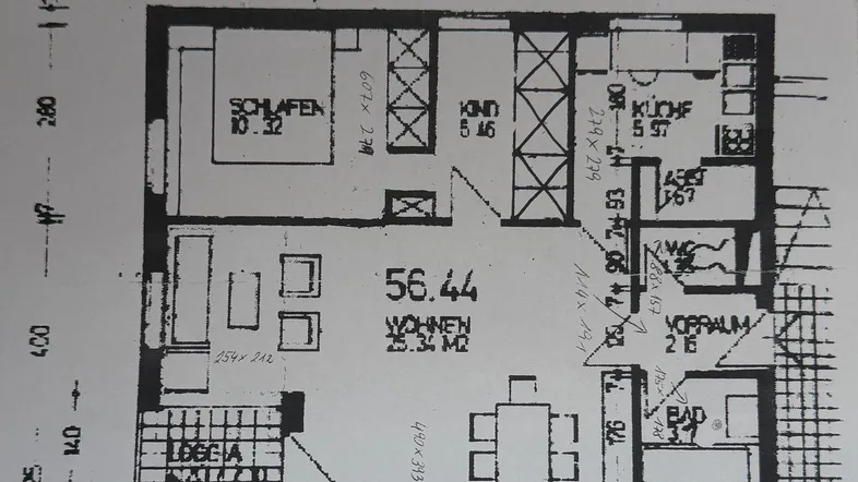 Grundriss einer Wohnung mit Schlafzimmer, Kinderzimmer, Wohnbereich, separater Küche und Loggia.
