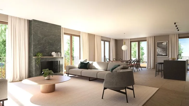 Geräumiger, offener Wohn- und Essbereich mit Kamin, großen Fenstern und Zugang zum Balkon.