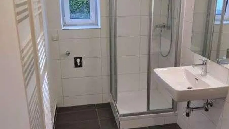 neuwertiges Bad mit Dusche / WC / Fenster und WM-Anschluss