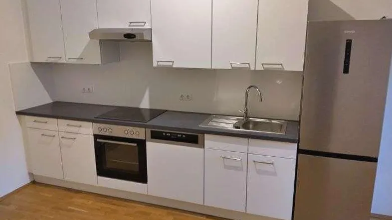 extra Küche möbliert mit Essbereich und Fenster (neuwertig)