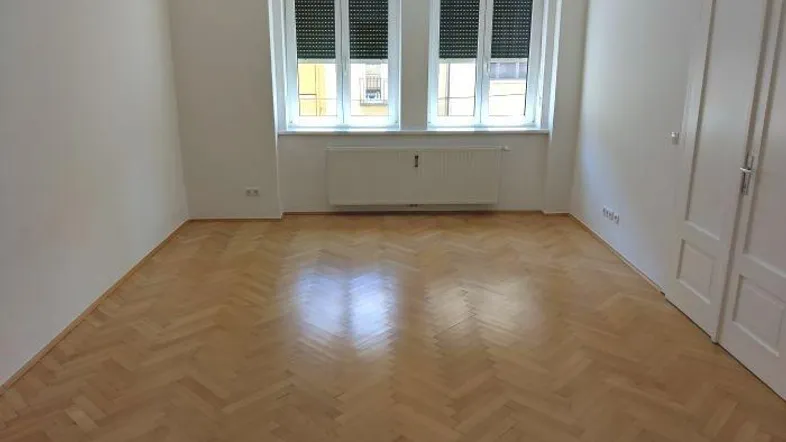 großes Zimmer (getr. begehbar)
