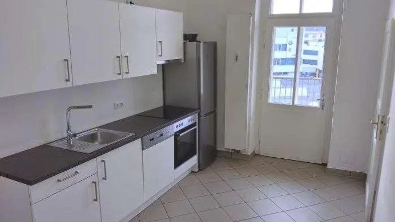 extra Küche möbliert mit sonnigem West-Balkon