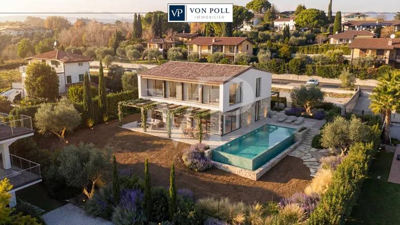 Moderne Villa mit Infinity-Pool, großer Terrasse und mediterranem Garten in sonniger Lage.