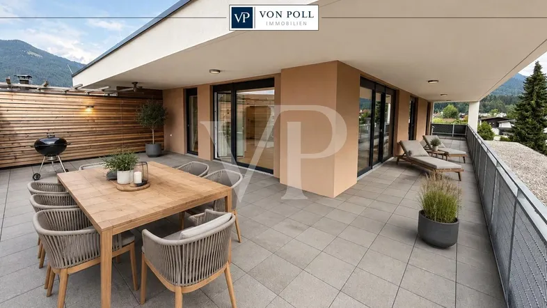 Große, moderne Terrasse mit Essbereich, Liegestühlen und Bergblick, ideal zum Entspannen.