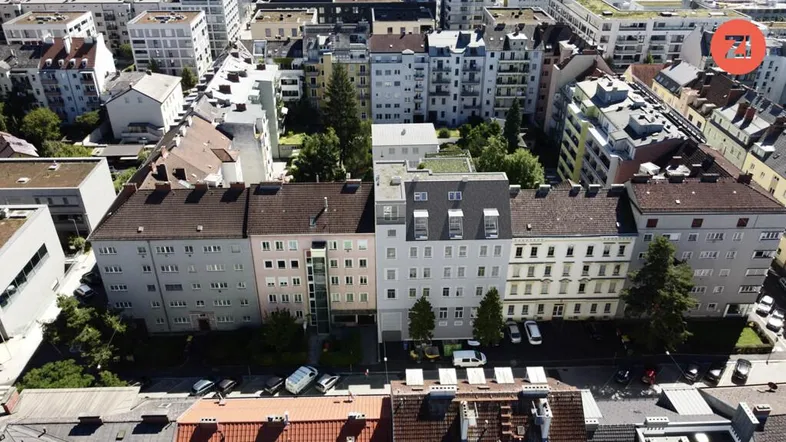 Luftaufnahme einer städtischen Wohngegend mit mehreren Mehrfamilienhäusern und grünen Innenhöfen.