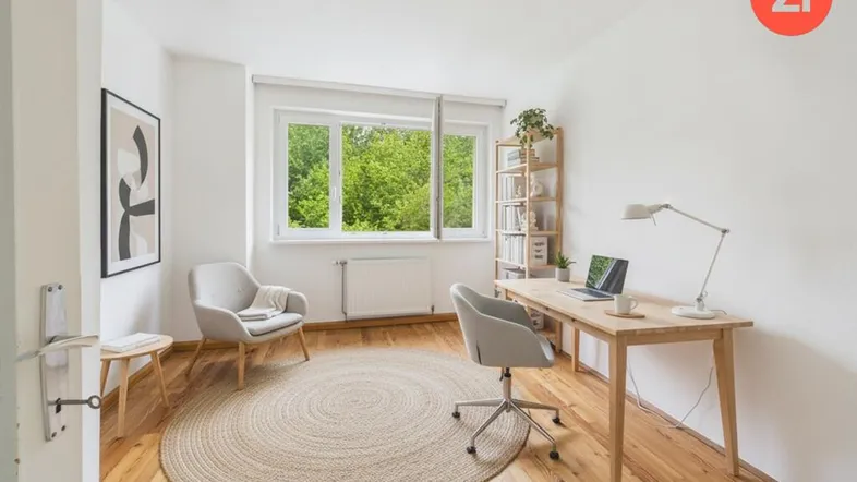 Modern eingerichtetes Arbeitszimmer mit Holzboden, Schreibtisch und Blick ins Grüne.