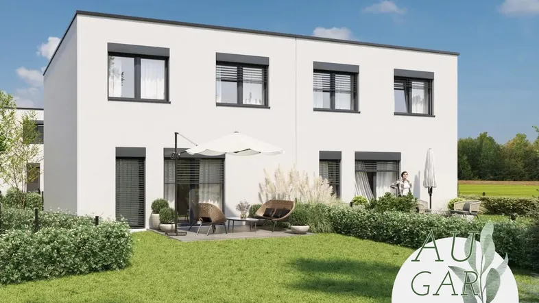 Moderne Reihenhäuser mit weißer Fassade, Garten und Terrasse, umgeben von Grünflächen.