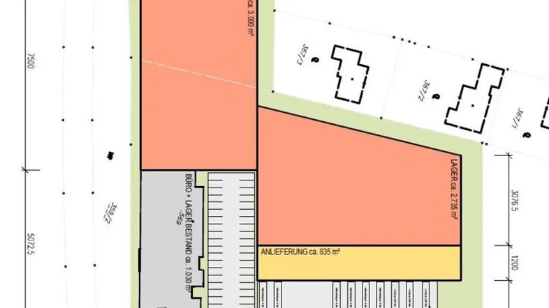 Übersichtsplan eines Gewerbeobjekts mit Produktions-, Lager- und Büroflächen sowie Anlieferzone und Parkplätzen.