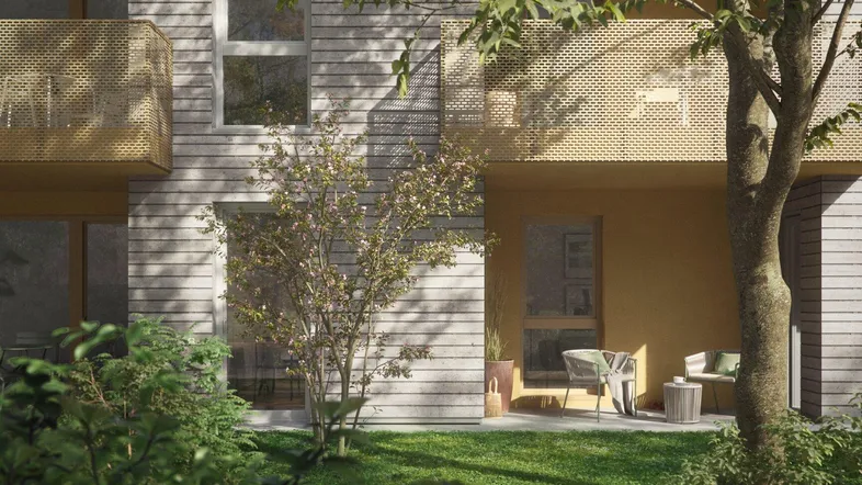 Moderne Wohnanlage mit Holzfassade, Balkonen und einer gemütlichen Terrasse im Grünen.