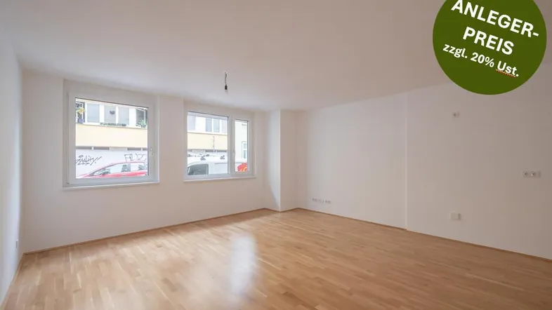 Heller, leerer Raum mit neuem Holzfußboden und großen Fenstern, ideal für Wohn- oder Schlafzimmer.