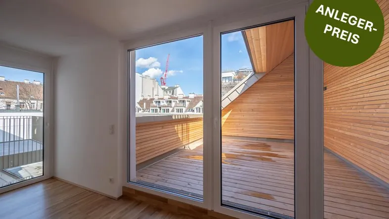 Helles Zimmer mit Holzboden und Zugang zu einer großen Holzterrasse mit Stadtblick.
