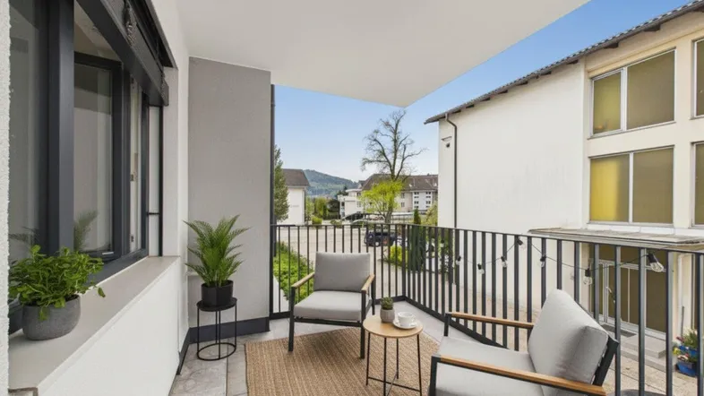 Gemütlicher Balkon mit Sitzgelegenheiten und Blick auf die umliegende Wohngegend.