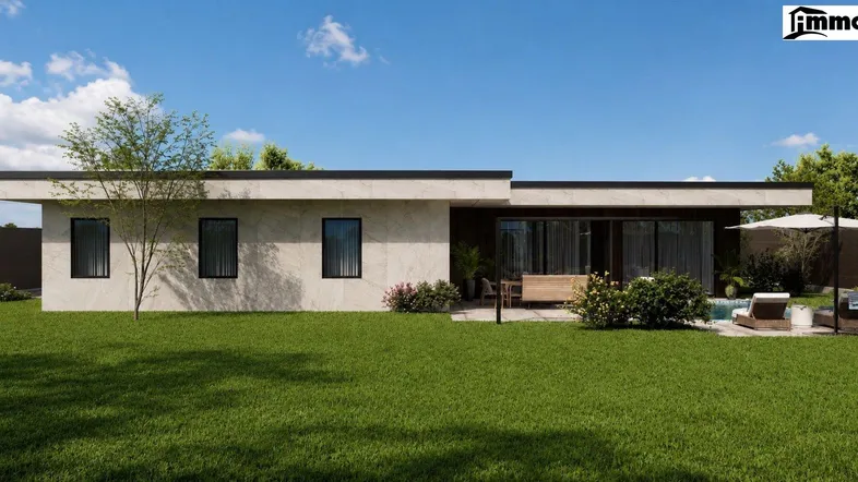 Moderne Hausfassade mit großem Rasenbereich und kleinem Pool im Garten.