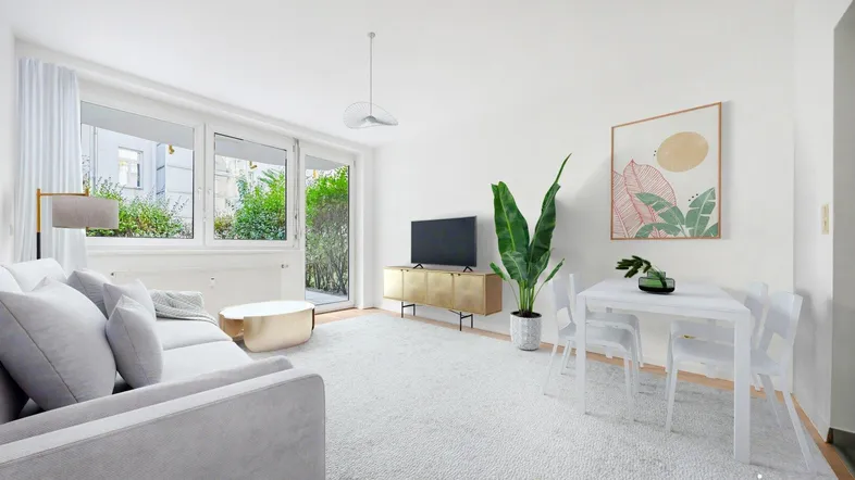 Helles Wohn- und Esszimmer mit großen Fenstern, die viel Tageslicht hereinlassen und Zugang zum Garten bieten.