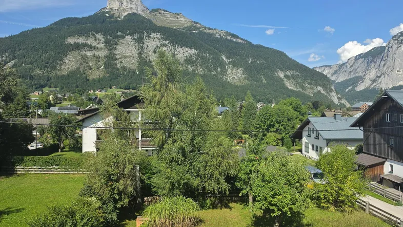 Panoramablick auf die umliegende Berglandschaft und die traditionellen Häuser der Umgebung.