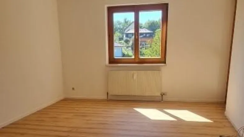 Helles Zimmer mit Laminatboden und Fenster mit Blick ins Grüne, gut gepflegt.