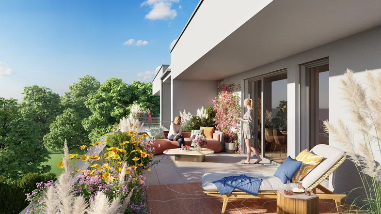 Große, möblierte Terrasse mit üppiger Bepflanzung und weitem Blick ins Grüne, ideal zum Entspannen.