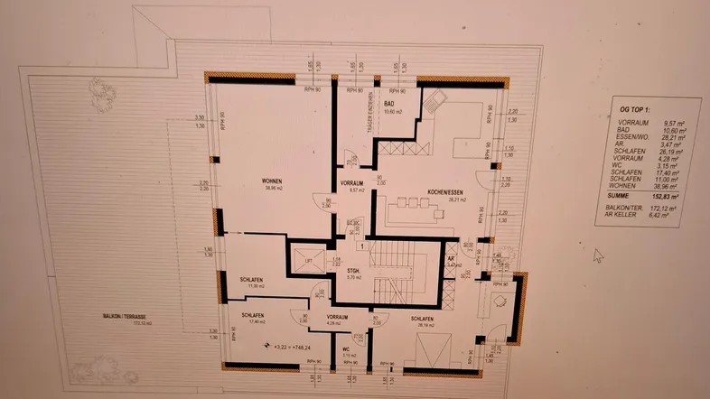 Detaillierter Grundriss einer Wohnung im Obergeschoss mit mehreren Schlafzimmern, offenem Wohn-Essbereich und großer Balkonterrasse.
