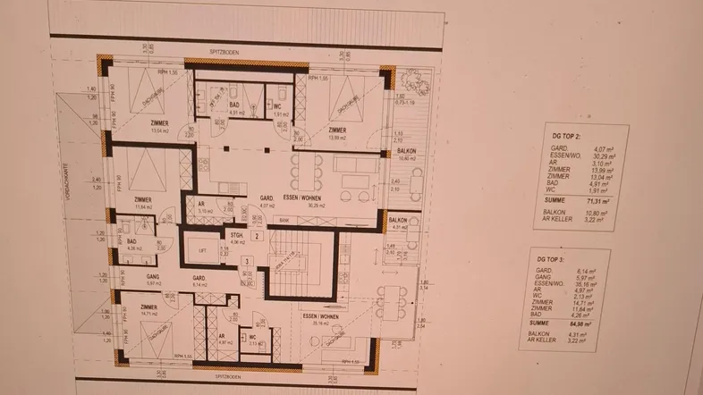 Grundrissplan für zwei Dachgeschosswohnungen mit mehreren Zimmern, Bädern und Balkonen.
