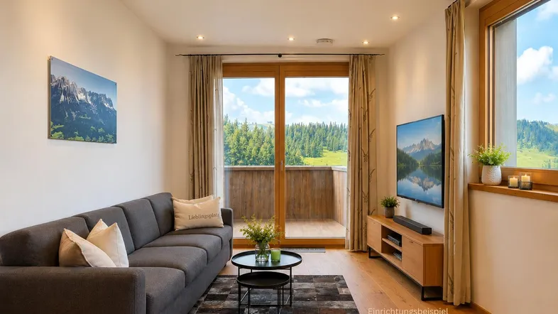 Helles Wohnzimmer mit gemütlichem Sofa, Holzboden und Zugang zu einem Balkon mit Bergblick.
