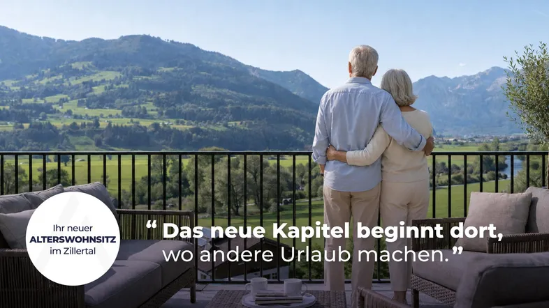 Älteres Paar genießt den Bergblick von der möblierten Terrasse mit bequemen Sitzgelegenheiten und grüner Umgebung.