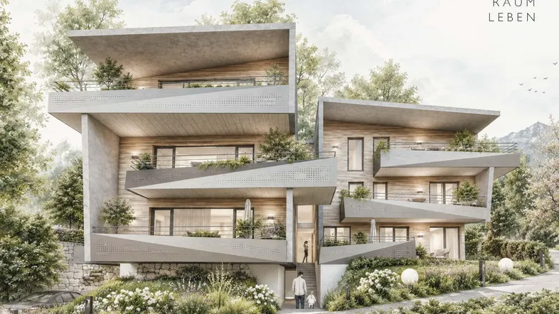 Moderne Architektur des Resorts mit mehreren Balkonen und begrünten Terrassen in alpiner Umgebung.