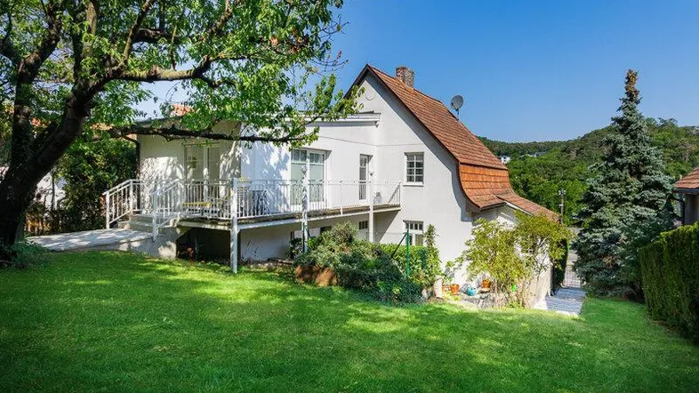 Großzügiger Gartenbereich mit altem Baumbestand und Blick auf das charmante Wohnhaus.