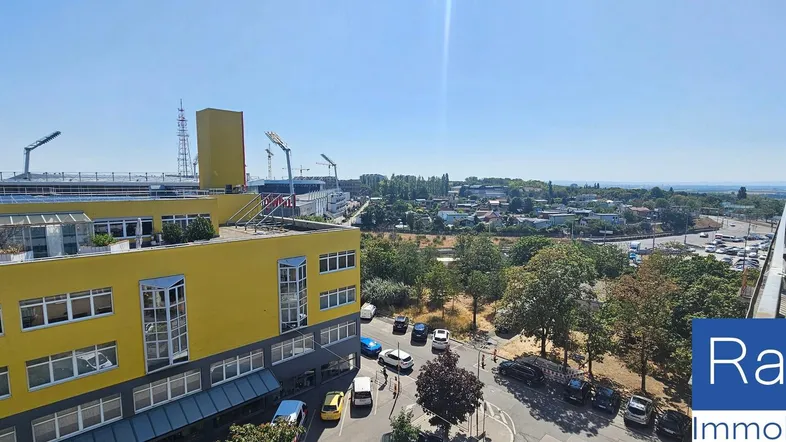 Panoramablick über die Stadt mit gelben Gebäuden und weitem Horizont an einem sonnigen Tag.