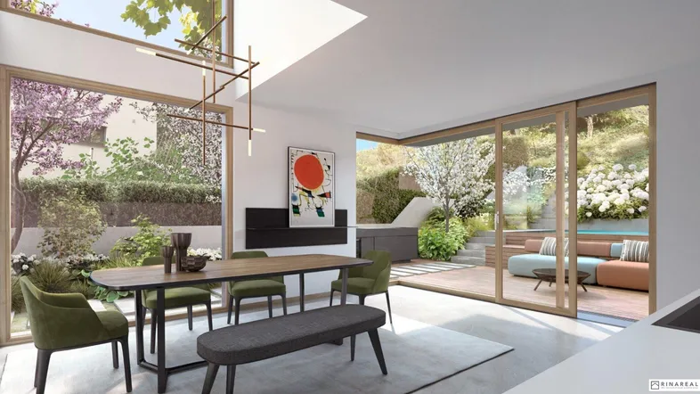 Heller Essbereich mit großen Fenstern, modernem Design und direktem Zugang zum Garten.