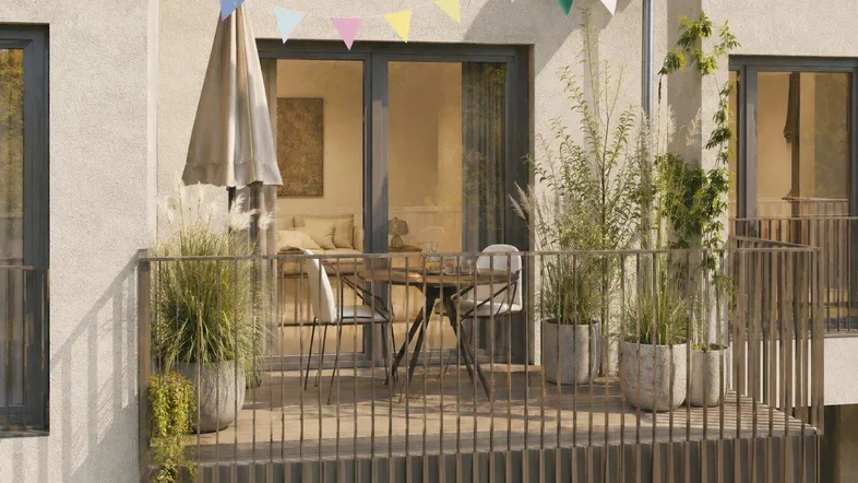 Moderner Balkon mit Holzboden, Sitzgelegenheiten, Pflanzen und bunten Wimpelketten.