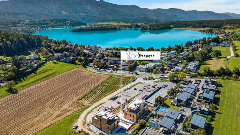 Luftaufnahme des Faaker Sees mit umliegender Landschaft und Bergen, die das Anwesen hervorhebt.