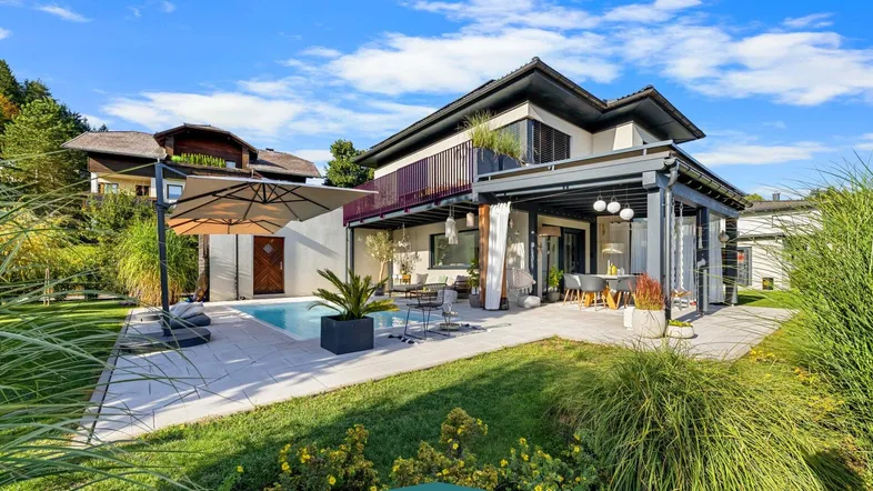Modernes Haus mit großem Garten, Pool und sonniger Terrasse für entspannte Stunden im Freien.