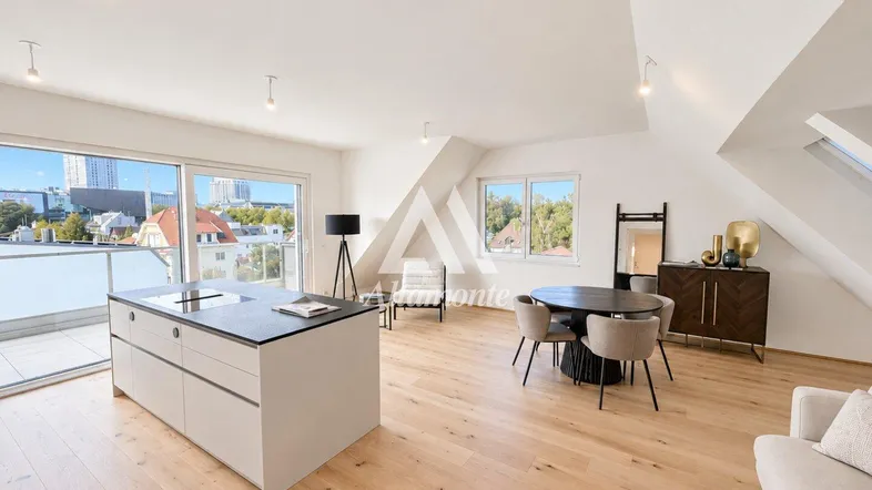 Helles, offenes Wohnzimmer mit Kücheninsel, Essbereich und Zugang zu einer Terrasse.