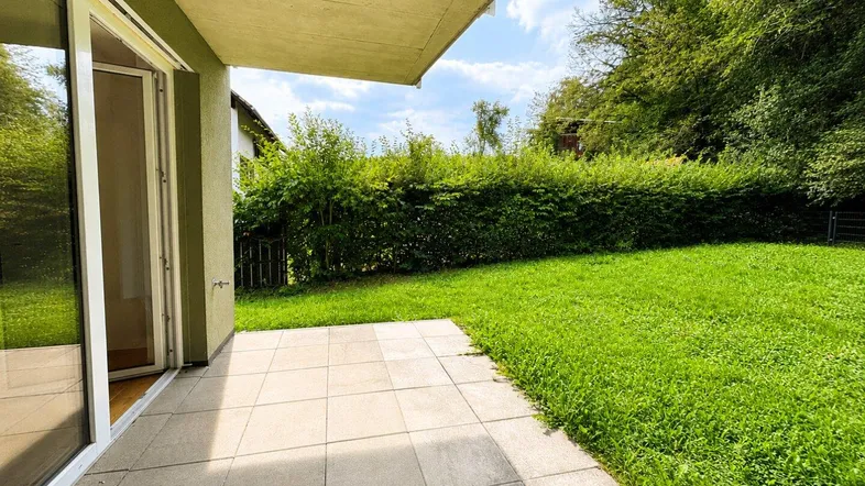 Geräumige Terrasse mit direktem Zugang zum grünen Garten und Blick ins Grüne.